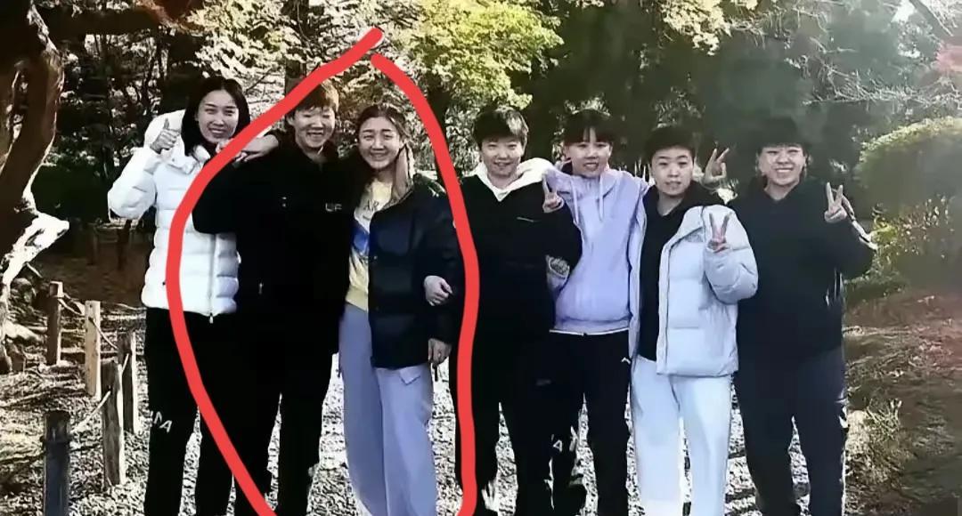 要说国乒女运动员，王曼昱和谁关系最好，绝对是陈梦，看这张照片就可以看出来[机智]