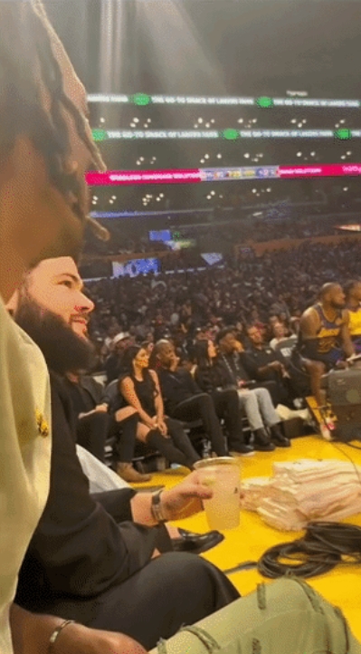 一场湖人比赛中，霍华德高价购得一张前排门票，而且位置距离湖人替补席非常近，当詹姆