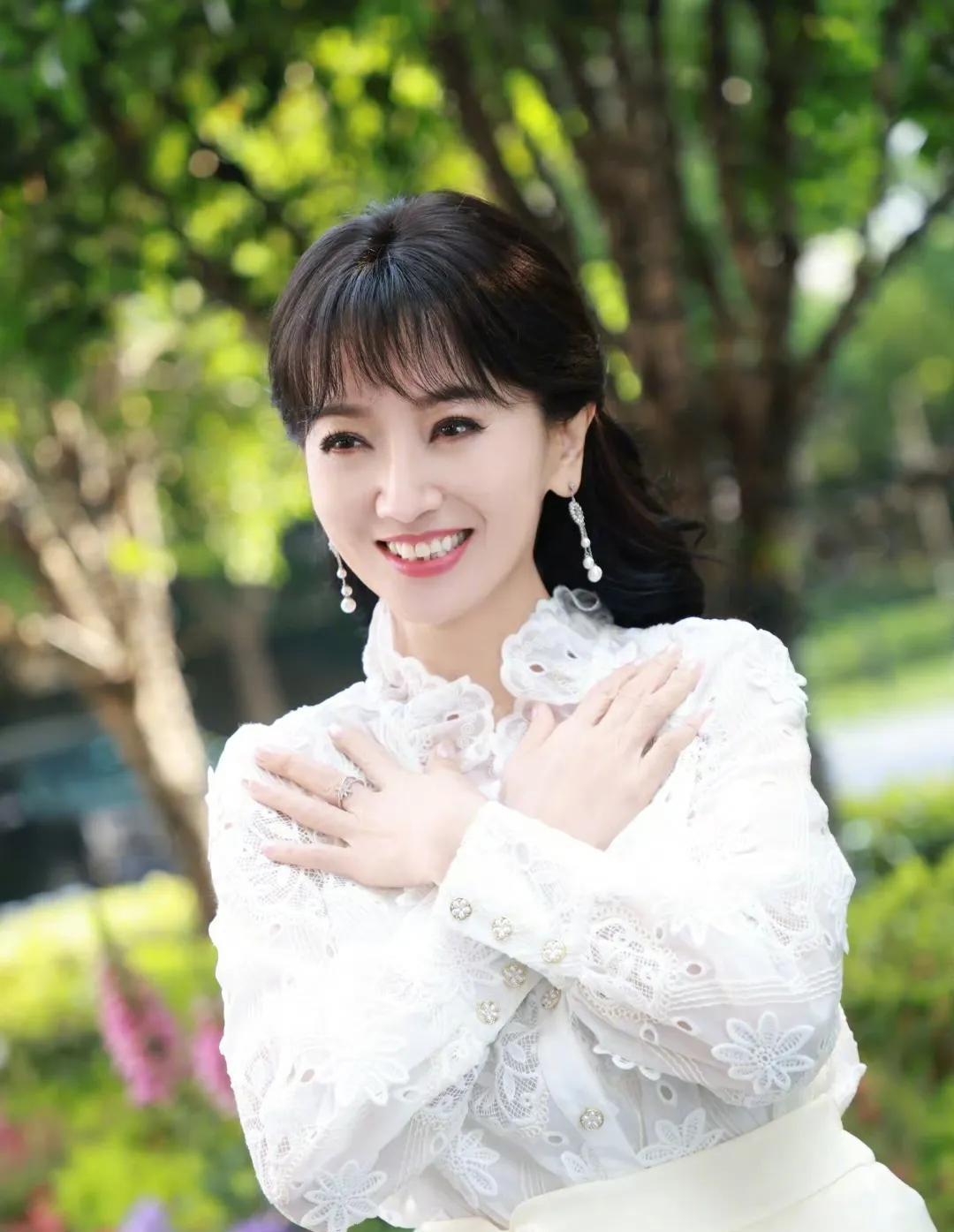 美翻了！越来越喜欢赵雅芝和叶童的穿搭，同样穿白色的她们，你们觉得谁更胜一筹？
这