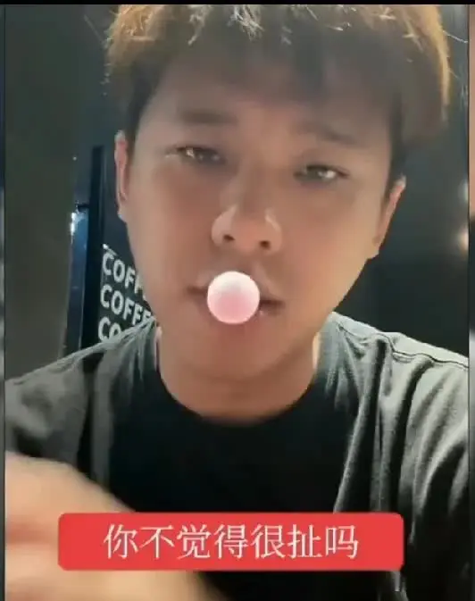 内鬼竟是老梅自己！葛斯齐爆料讯息是老梅自己提供的。
小葛被老梅连续发文激怒，他说
