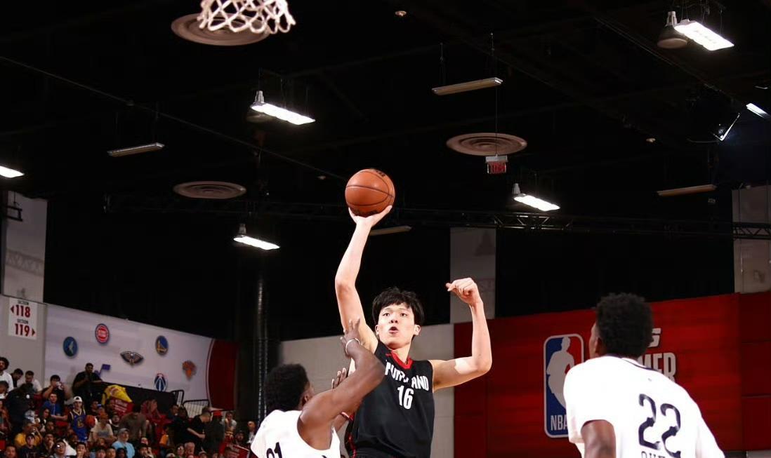 杨翰森夏季联赛第三场得分突破新高，出战26分钟37秒得到15分3篮板2助攻2盖帽