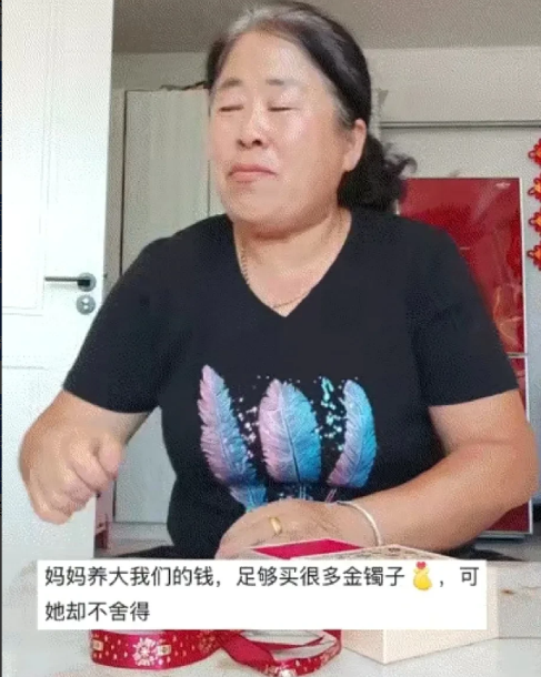 “泪水止不住了！”河北张家口，一男孩送给妈妈一个小盒子。谁能想到，母亲收到礼物的