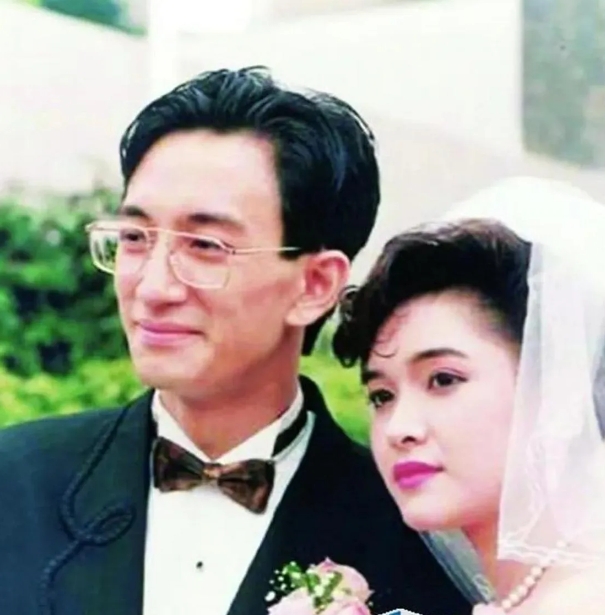 2007年，43岁的吴启华花650万把年轻21岁的石洋子娶回了家。婚礼上，吴启华