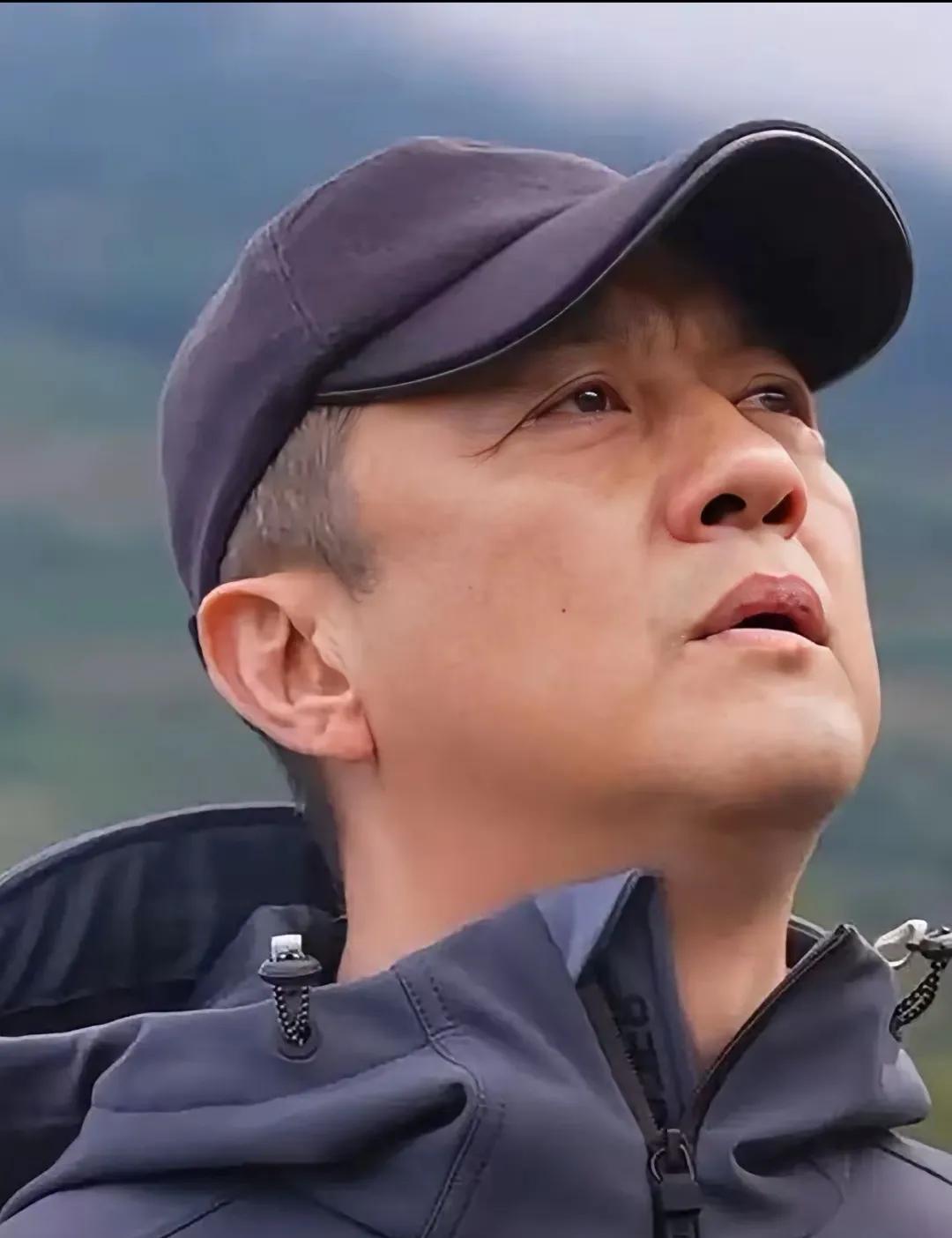 “直播哭穷吃外卖，转头宣称项目狂赚70亿？李亚鹏的商业神话再遭全网群嘲！”
核心