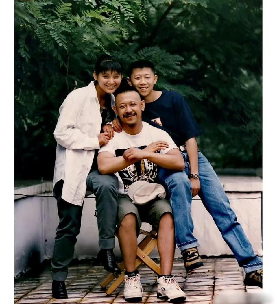 30多年前在北京的一个普通瞬间，竟定格了华语影坛最绝的“颜值巅峰”！
那年姜文刚