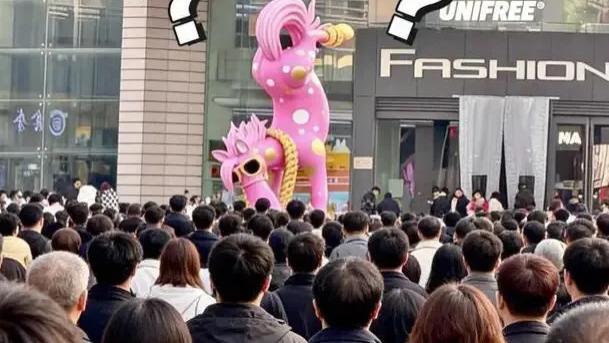 从“马到成功”到“头逆马”：太原商场粉色倒立马雕塑因方言争议引发热议，亮相三日后被连夜拆除