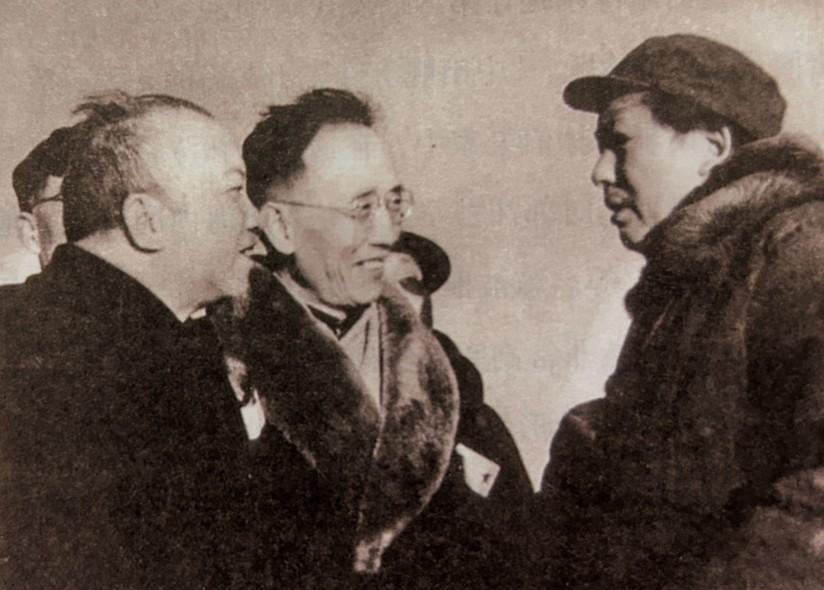 1949年，毛泽东主席在北京西苑机场与郭沫若、李济深等民主人士亲切交谈的场景。李