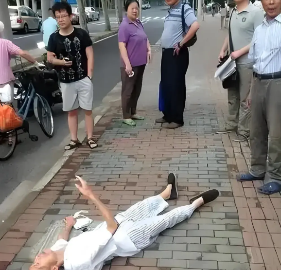 老人摔倒无人敢扶的情况屡见不鲜，已经把我们良好的社会环境带入了另外一个境况，我今
