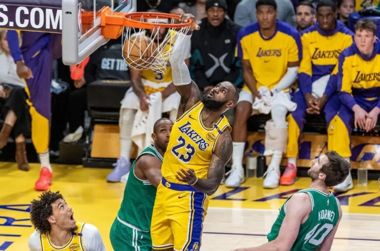 我感觉，从浓眉伤病，老詹带队打球开始，是真正的雷迪克体系。

老詹和小李，一个放