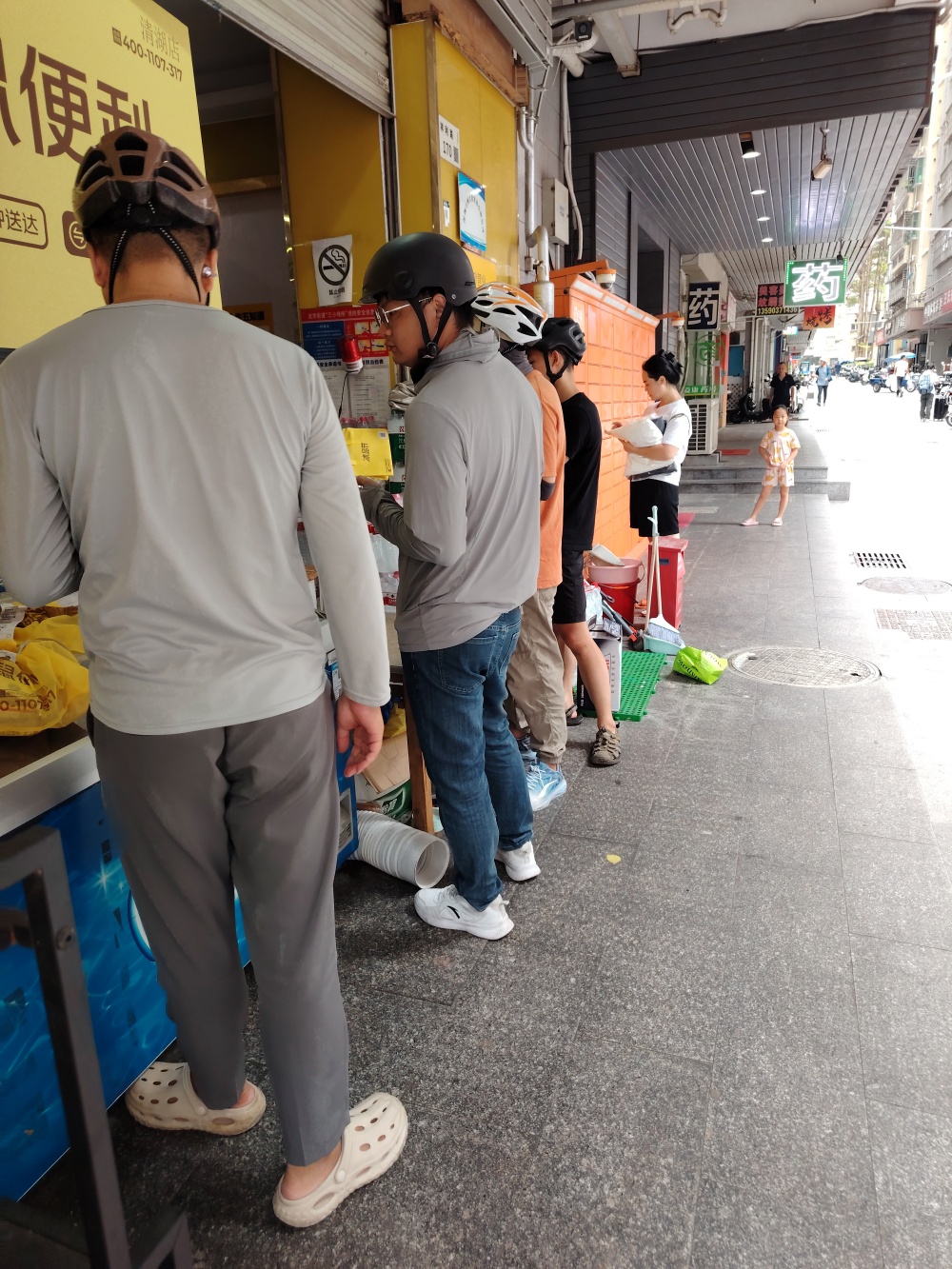 今天一天都没跑单，昨天跑单跑的也不愉快，到处都是卡餐出不了货的，因为近日台风，大