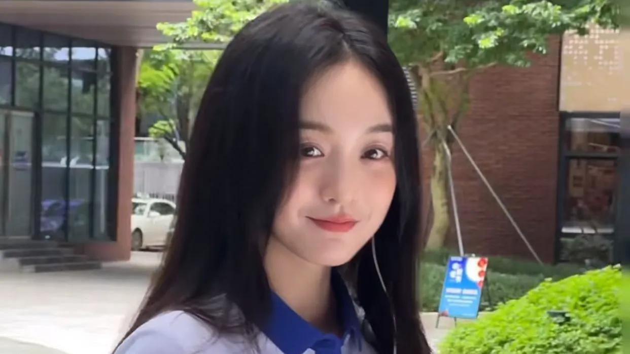 岁月静好，还是乘风破浪？何泓姗的38岁，与你我的青春焦虑