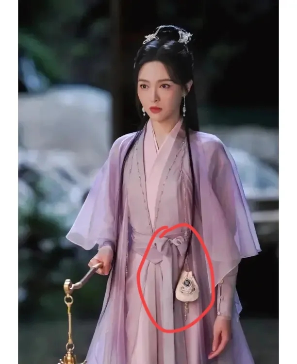 其实唐嫣一直忽略了一件事
她现在能这么红，并不是因为她绝美的外表，更不是因为她魔