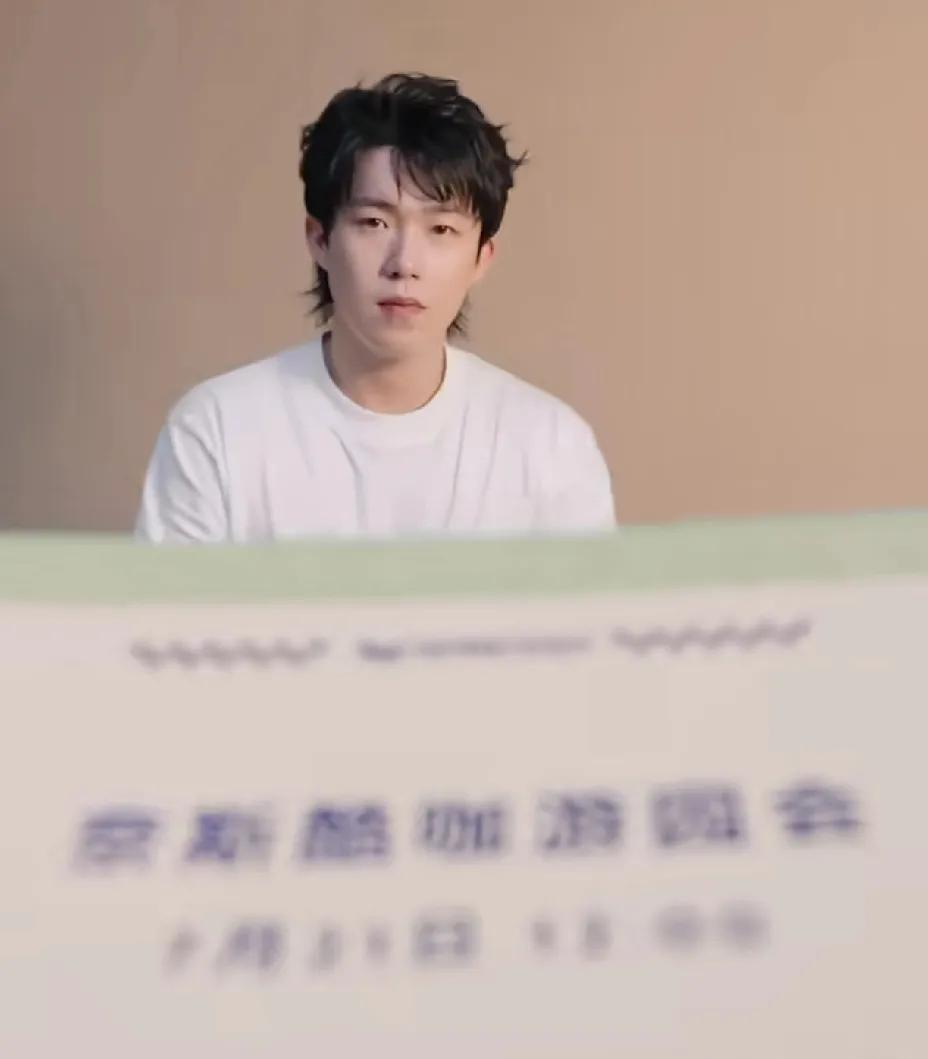 大头王楚钦的见面会来了，
王楚钦真的很“奈斯”。
王楚钦这个造型火遍全网，
没有