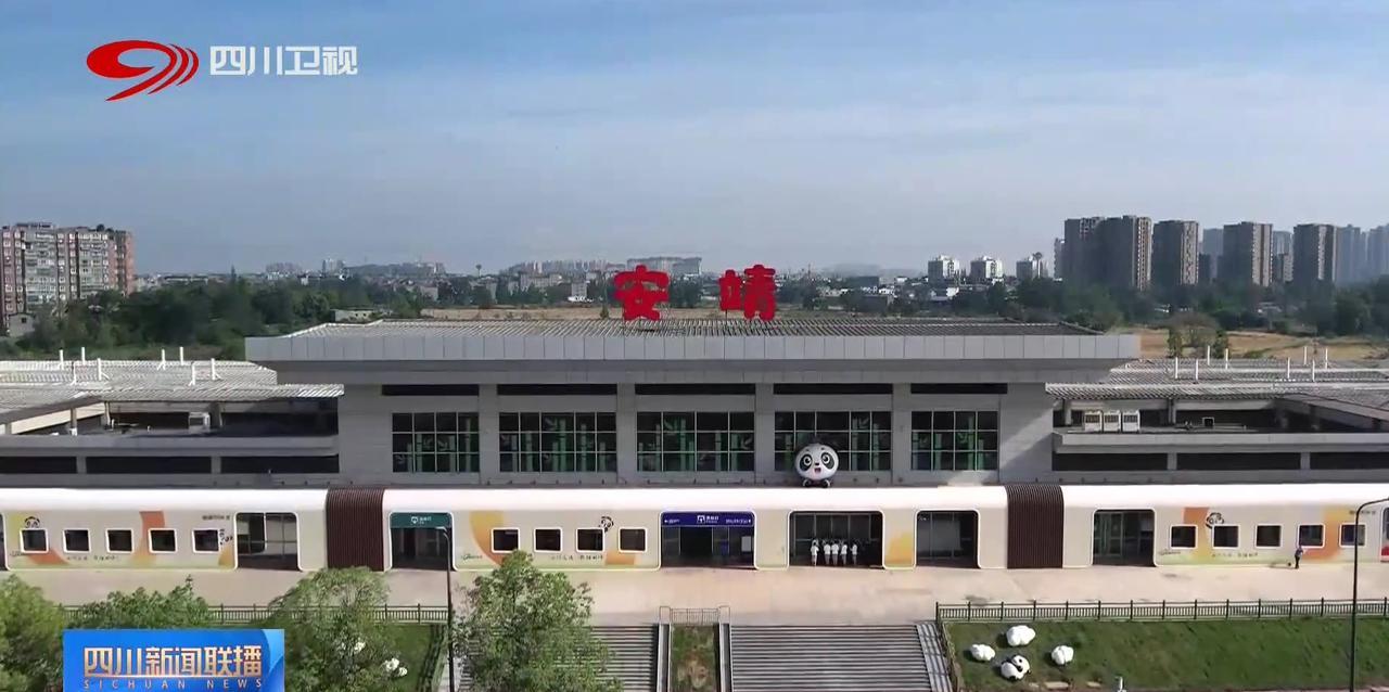6月12日，四川省领导在成都调研消费外贸工作。
先后来到成都市郫都区安靖火车站，