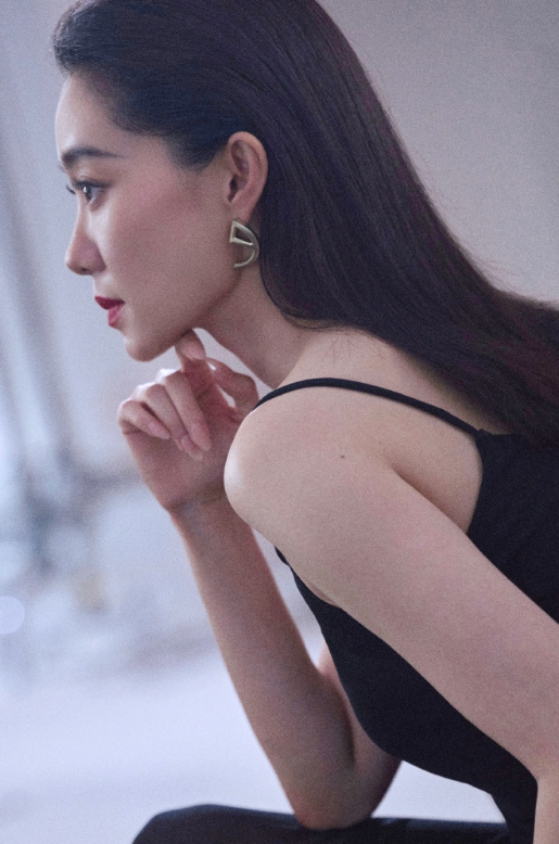 张小斐这黑色吊带裙，超不错的，很nice！