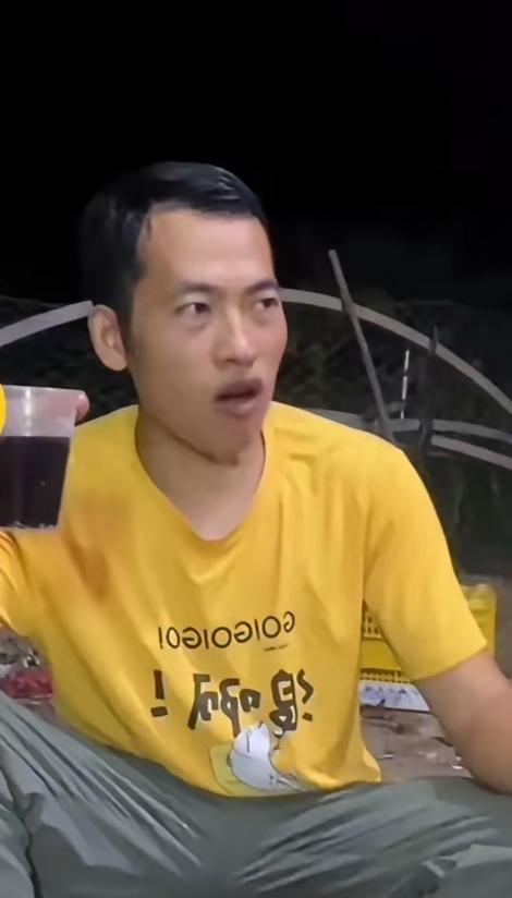 小勇的眼神看来已经很明确，和小七心里已经离婚了。就差1张纸了，现在一个人五保户的