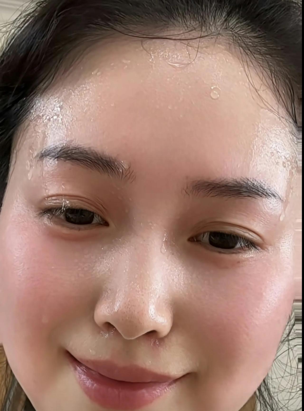 大家来猜猜，这位胖姐姐是会因为什么而出这么大的汗水？
1、在健身房锻炼；
2、在