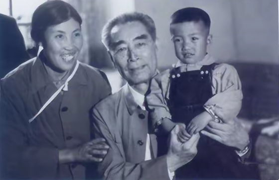 这是周总理最后一次去大寨视察时，与大队党支部书记郭凤莲留下的珍贵合影，而被周总理