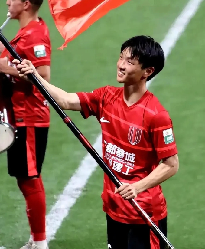 申花和津门虎是否后悔？
当初杨明洋去跟队试训，可惜没被看上……

最近在成都蓉城