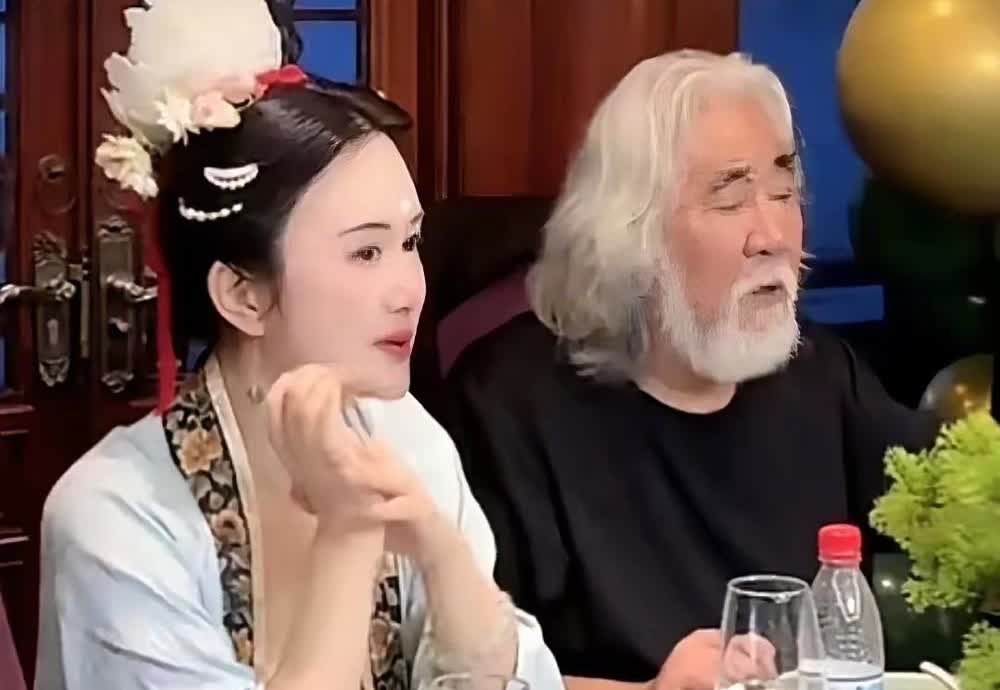 杜星霖也真是个人物，近日大导演张纪中74岁的生日，43岁的小媳妇杜星霖一身古代宫