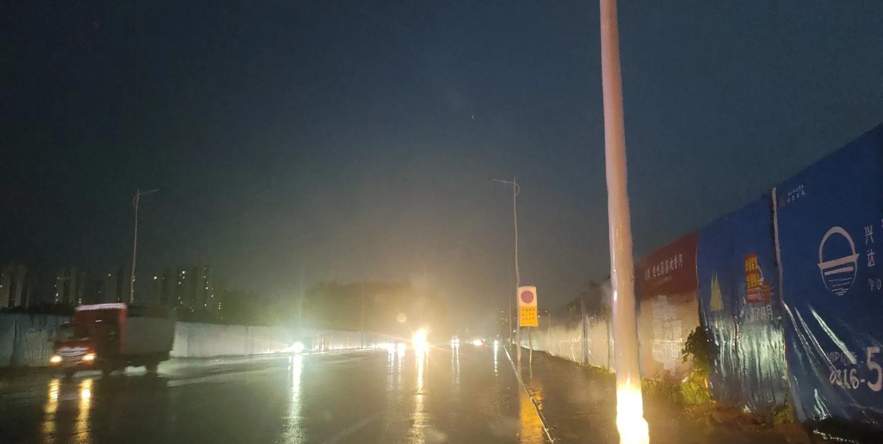 路上，不只有我，还有许多行路人，匆匆而来，匆匆而去，都在为生活奔波