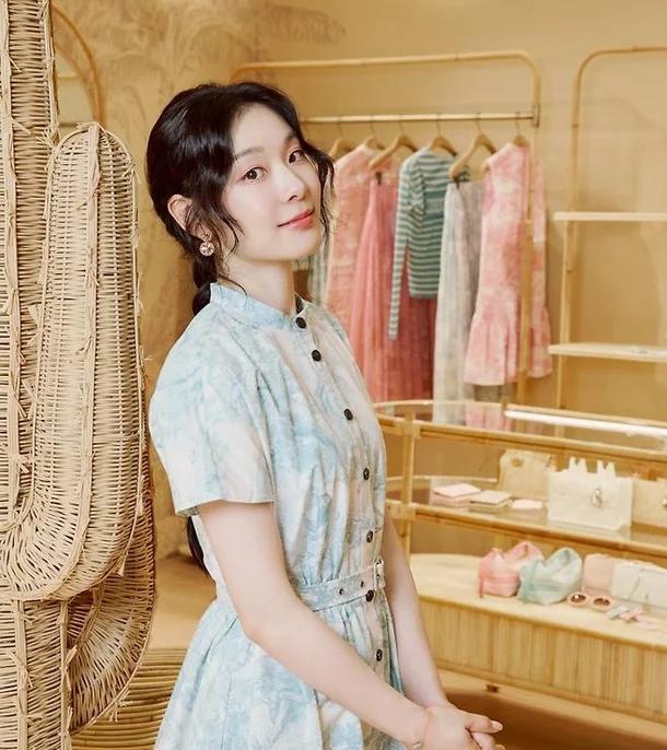 早已经退役的韩国花样滑冰女神金妍儿仍然是韩国广告收入最多的体育明星，最近她出席了