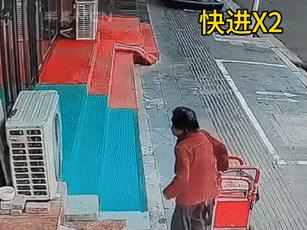 幸好没电死，这要是电死了，最后店家肯定会赔钱，你信不信？贼不走空，老太作案工具随