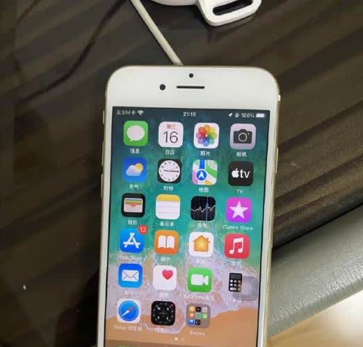 家里这部iPhone 6s，是10年前买的的。尽管它被闲置在家已有六七年，偶尔想