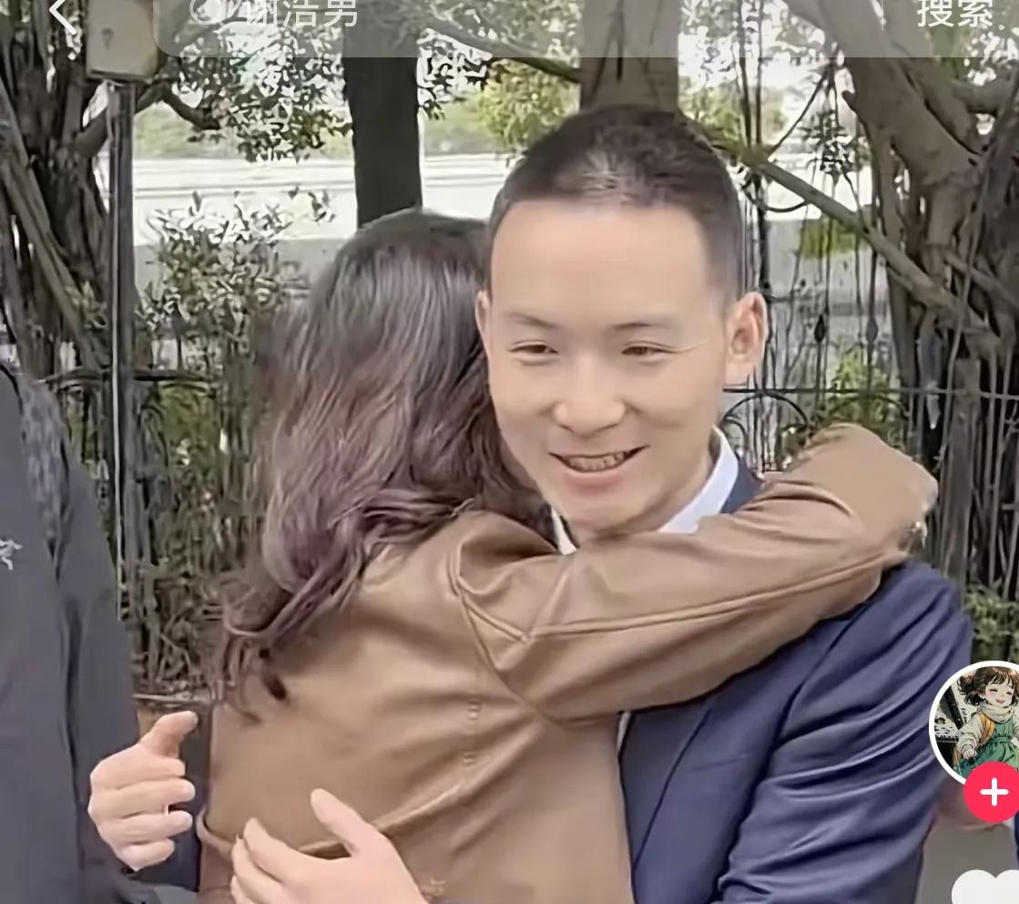 谢浩男认亲宴后细节显人品





谢浩男这孩子，真是绝了！认亲宴上，主持人想抱