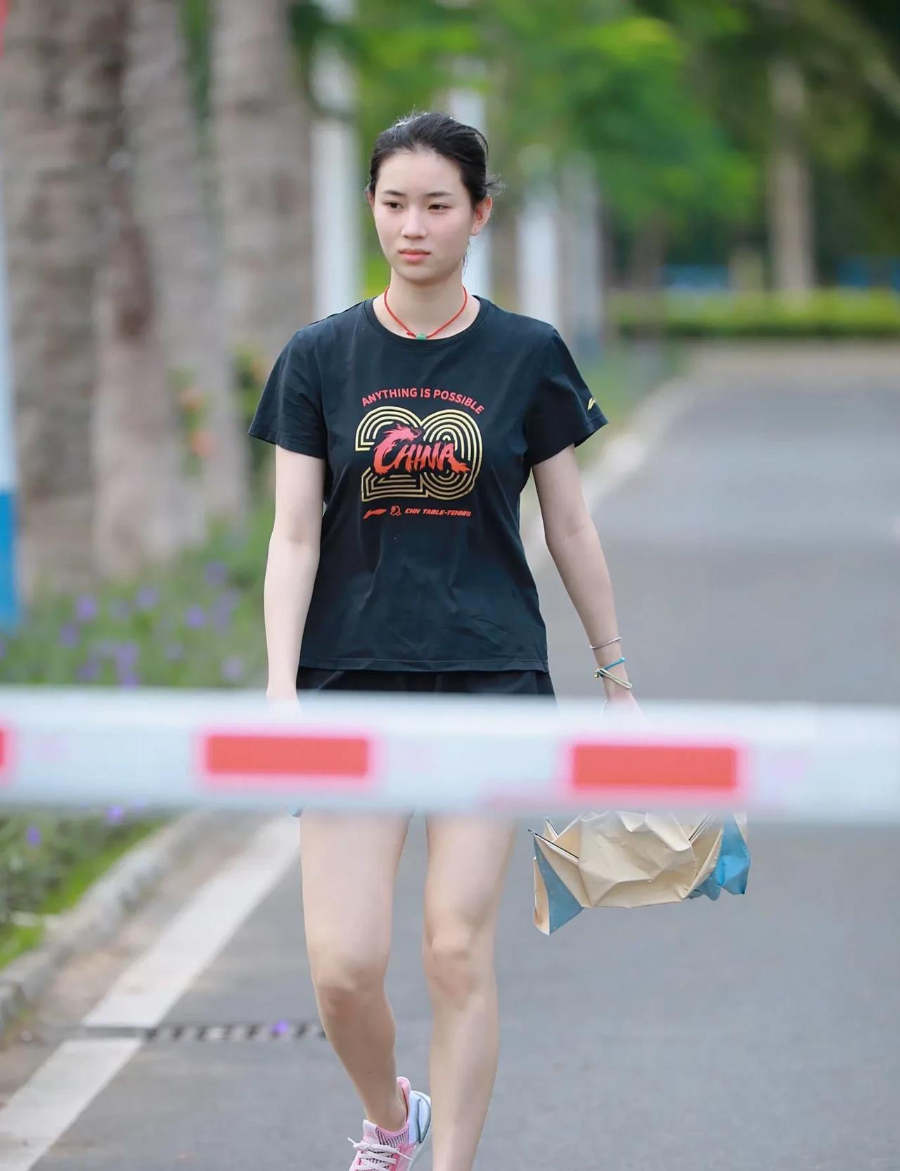 看看国乒女队没有世界冠军头衔的这六朵金花谁最漂亮。
第一位：身高176cm，23