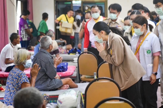 泰国总理佩通坦再次视察边境！
7月27日，泰国总理兼文化部长佩通坦受内阁委托，前