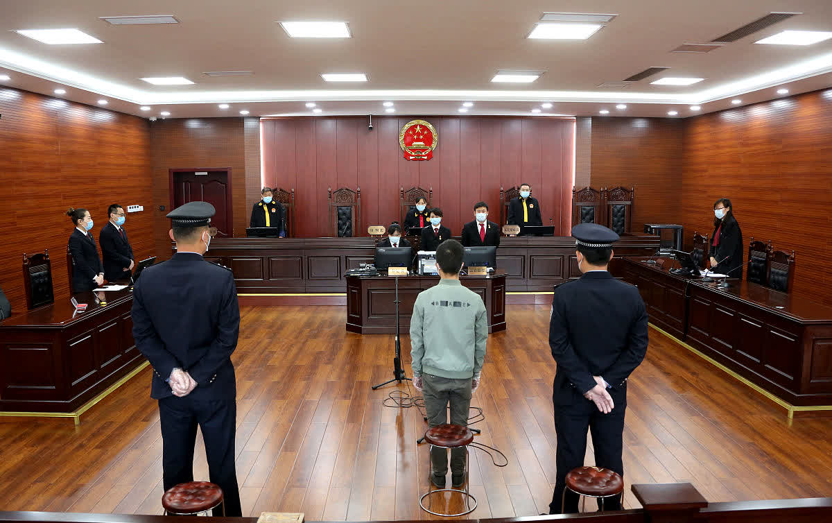 陕西“孙小果”获死刑，曾纸面服刑，这类事件影响比较恶劣，必须严惩。陕北“孙小果案