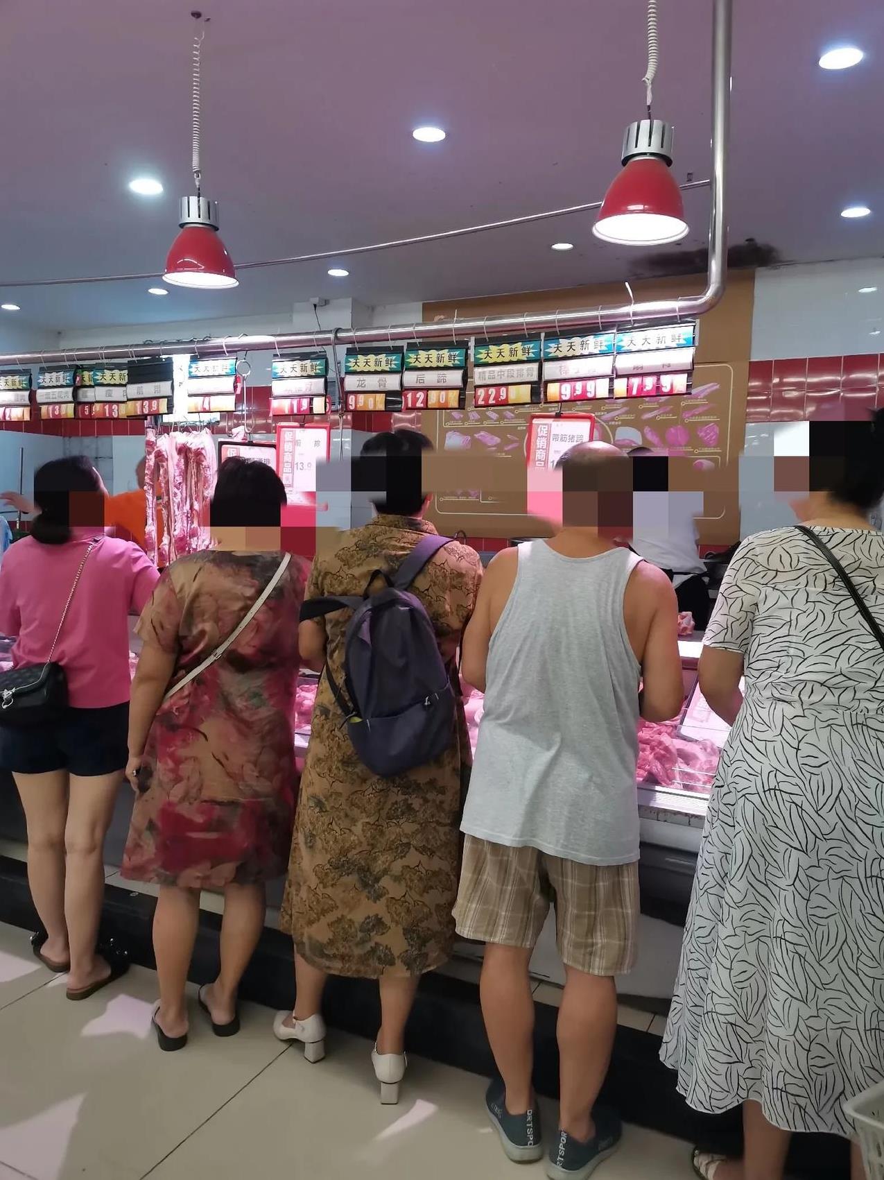 大家看看我们这超市的肉和排骨是真的很便宜啊。
新鲜排骨19.9块钱一斤，筒子骨也