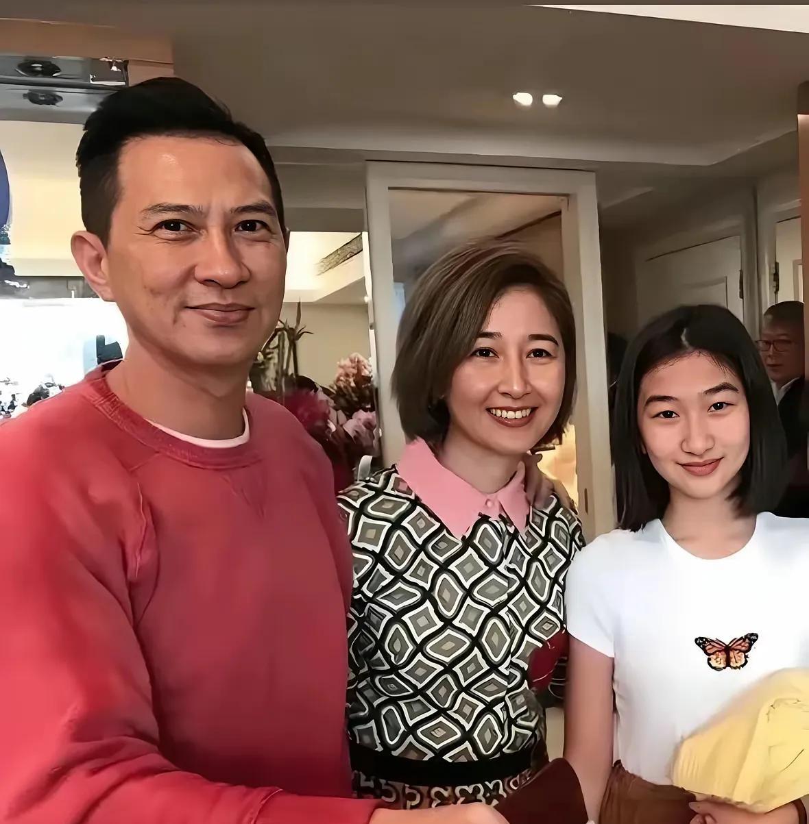 关咏荷的好基因，全给女儿接住了！
瞧那眉眼，像极了年轻时的关咏荷，灵动又秀气，一