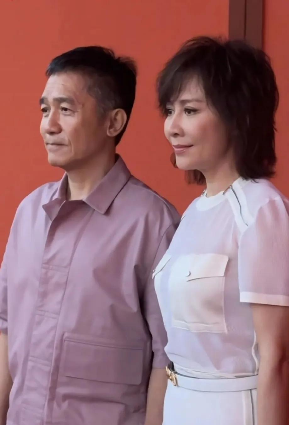 梁朝伟为什么演戏那么会，出席这种场合这么含蓄呢！
近日刘嘉玲与梁朝伟一起出席阿玛
