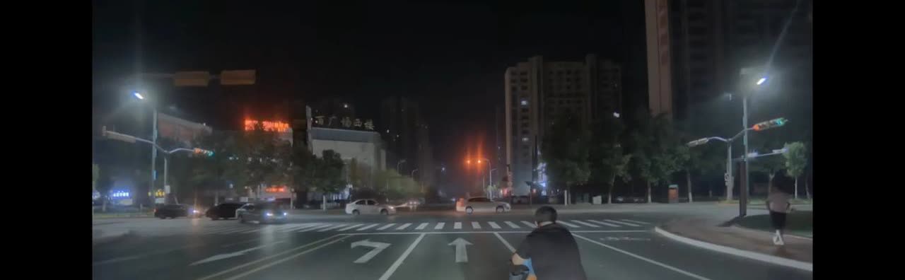 这是2025年5月27日夜间发生在某县城的一幕。截图来自行车记录仪。一男子疑似酒
