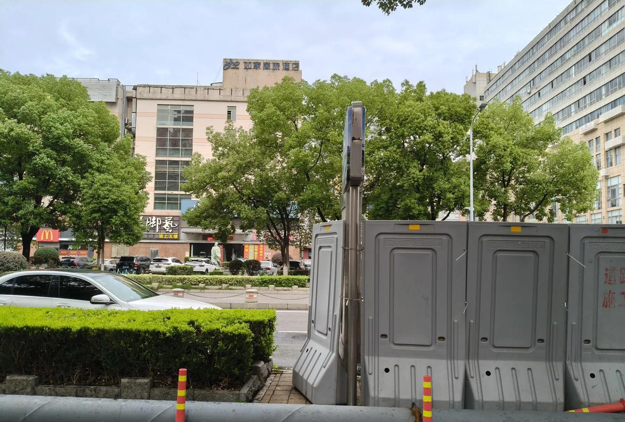 这南京南湖路公交站台也搞起了围挡。
      今天来坐公交车，好久不到南湖路了