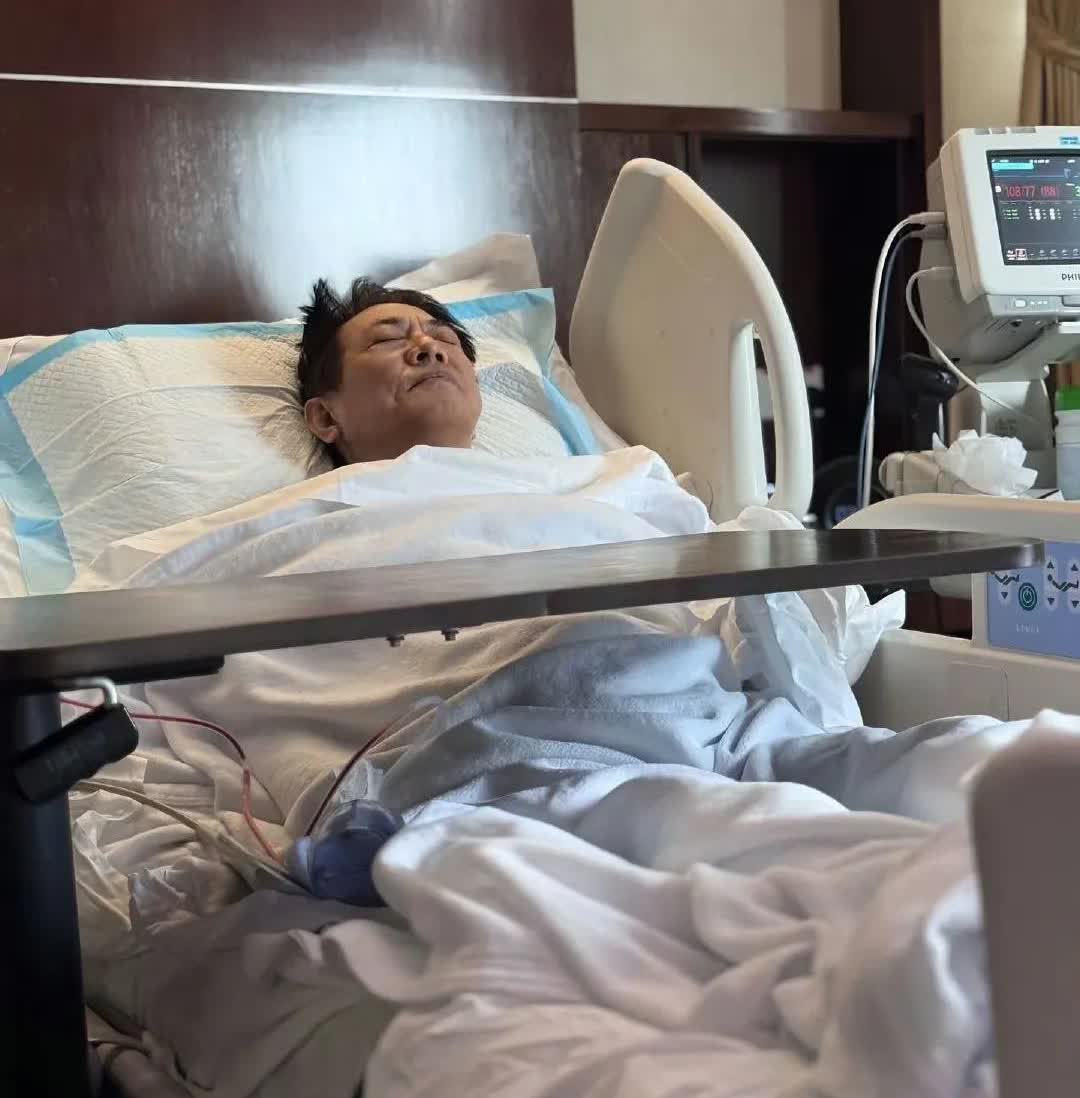62岁李连杰病床照曝光，
面容憔悴略带痛苦，
让人心疼！
众所周知，作为武