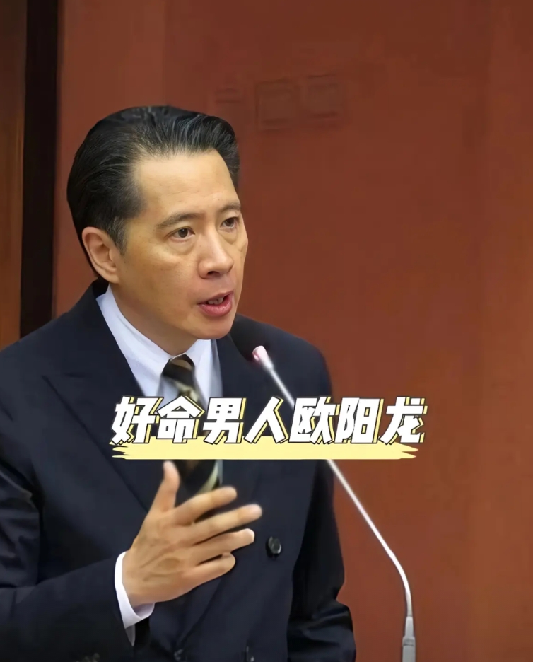 现在全网最尴尬的人应该是欧阳龙吧！

二女儿欧阳娜娜在内地混的顺风顺水，小女儿欧
