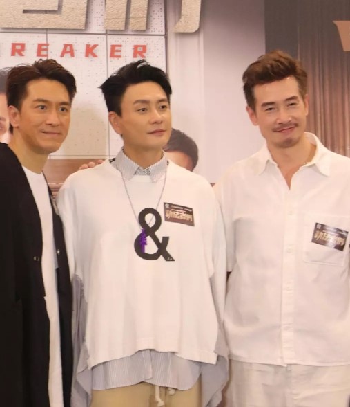 这三人合照，黄宗泽表情是最欠的，怎么可以那么油腻！
满脸写着“我好帅，我好可爱，