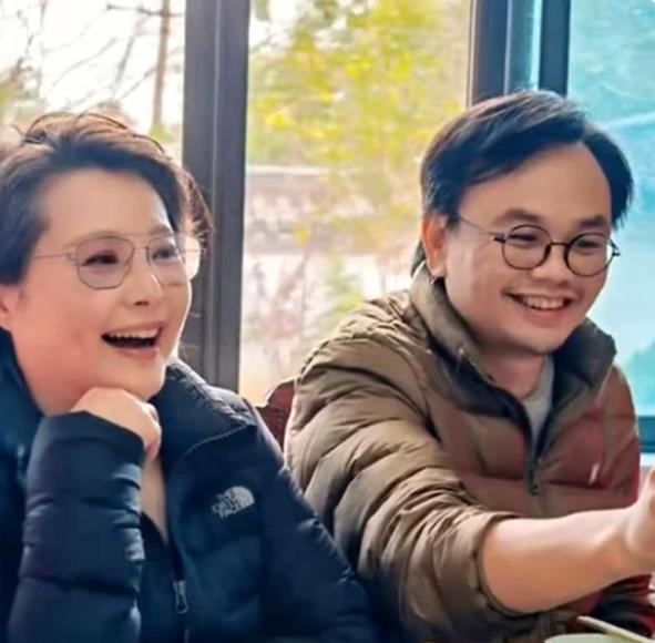 袁立和老公在巴黎度假，没想到，这个老公是她第三任了。
网友偶遇袁立和老公在巴黎度