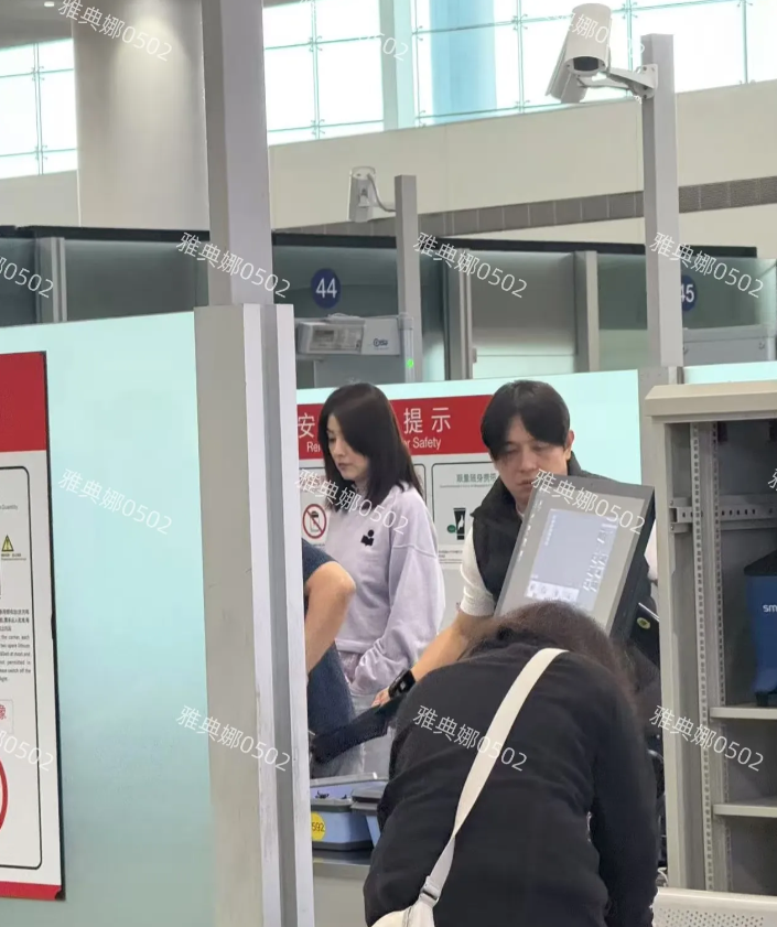 重庆机场偶遇陈慧琳，她都50多岁了怎么还是那么年轻那么美!
52岁的她高挑匀称脸
