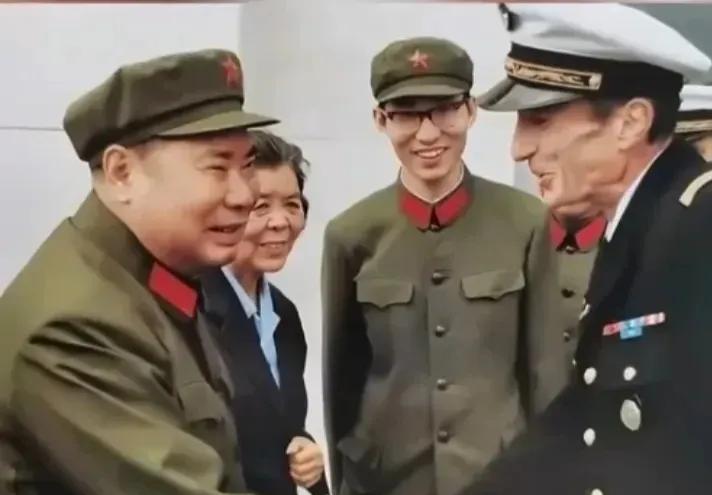 省掉红毯换真诚！1981年这场握手，竟让法国送上直升机核心技术？
1981年7月