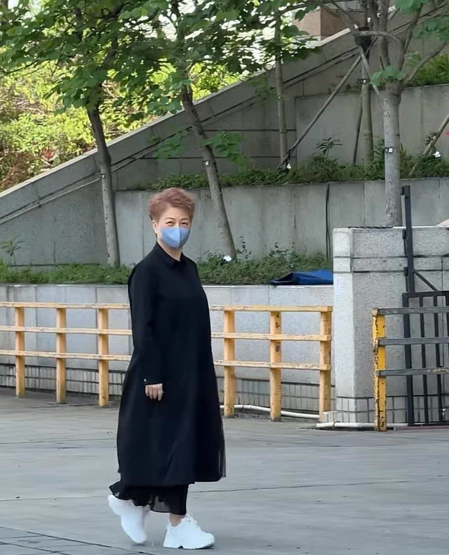 麦洁文现身卢国沾的作品演唱会，麦洁文是香港老牌歌手，都已经70岁了，还是那么精神