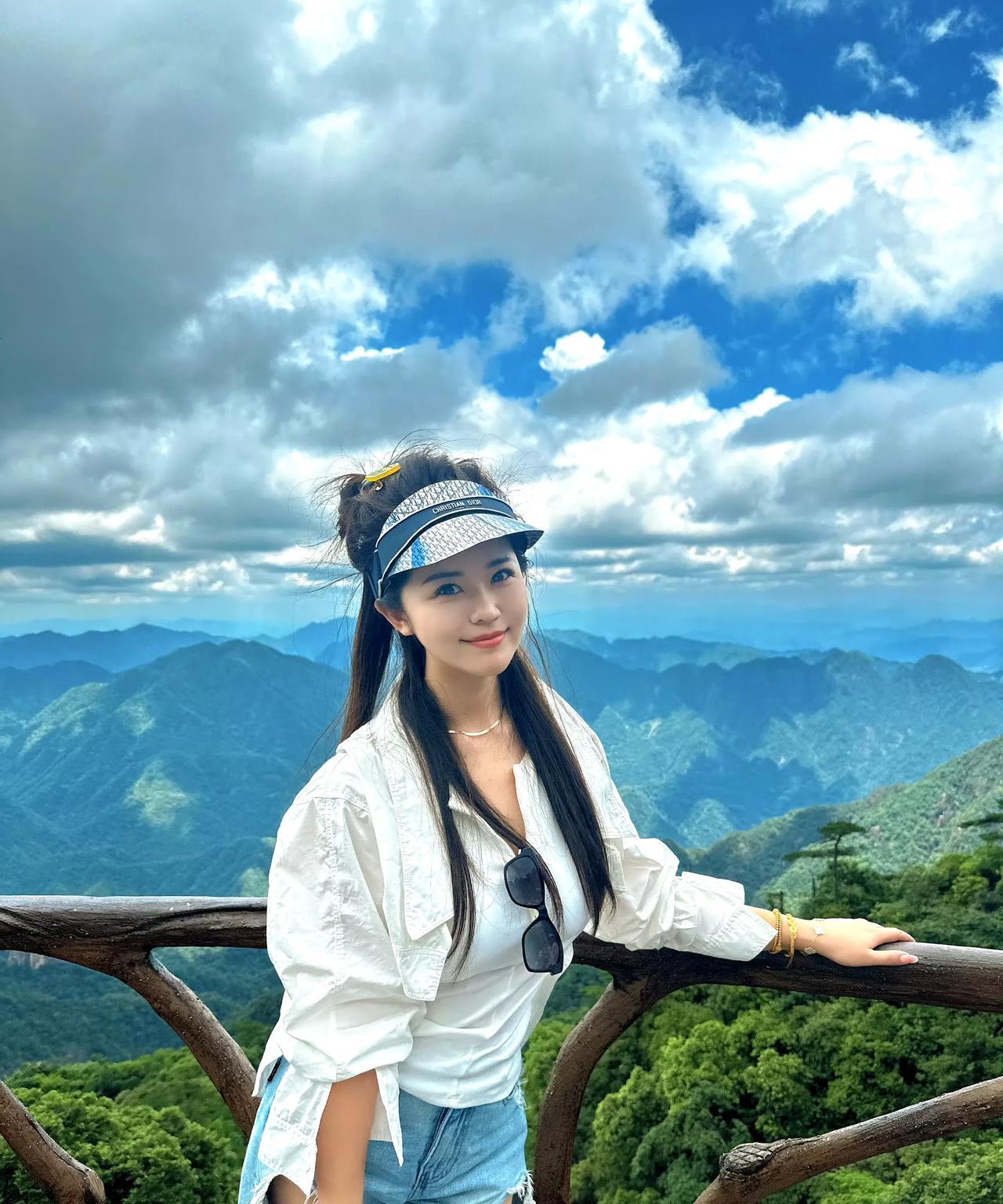 走进大三清山，瞬间被这壮丽景色震撼。山峦叠翠，云雾缭绕，仿佛置身于仙境之中。走在