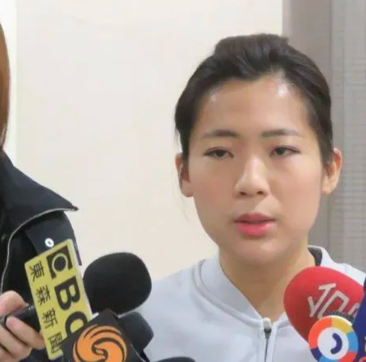 徐巧芯不该接受曹兴城的挑战，跟曹兴城有什么可以辩论的。因为曹兴城只会胡搅蛮缠，抹