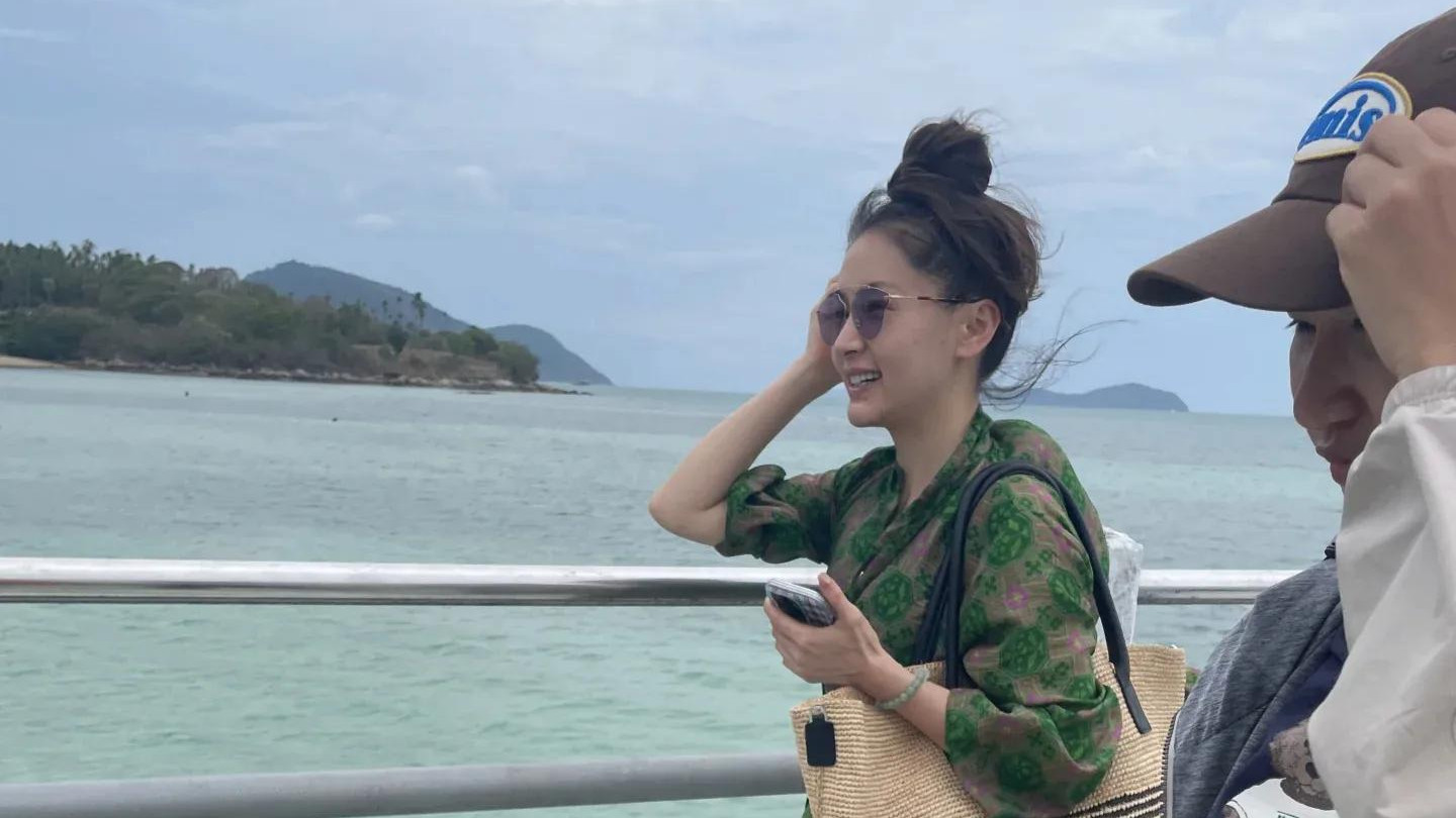 38岁王子文在普吉岛度假，打扮清爽，坐三蹦子出行，没有明星架子