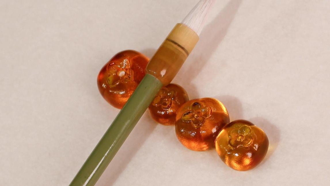 将一枚红柿凝于琉璃：探寻「好柿连连」笔搁背后古法琉璃的“温度”