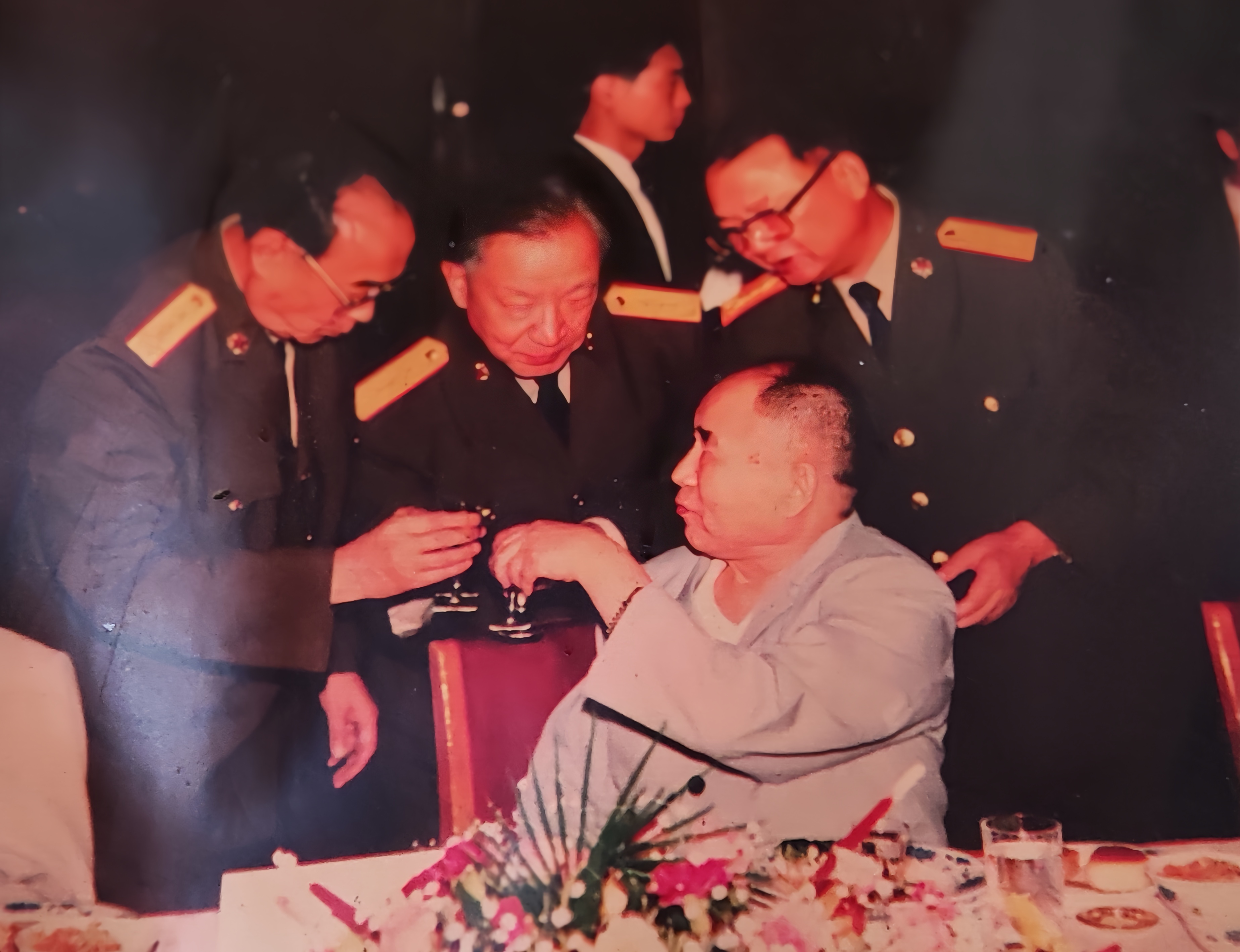 请看这张照片，1992年八一建军节招待会上，三大总部一把手一起来向一位老人敬酒。