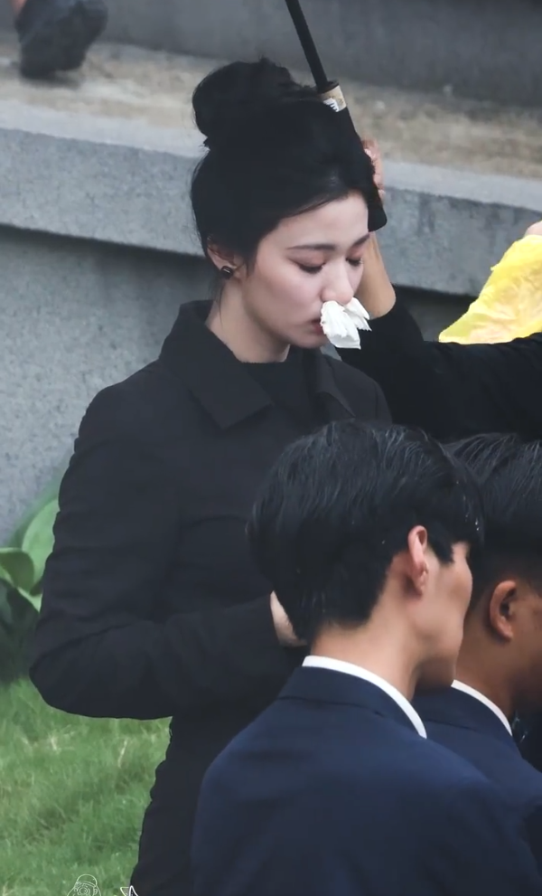 一直好奇演员为什么哭的梨花带雨，就是不流鼻涕原来是演哭戏的时候塞两坨纸巾，妆容才